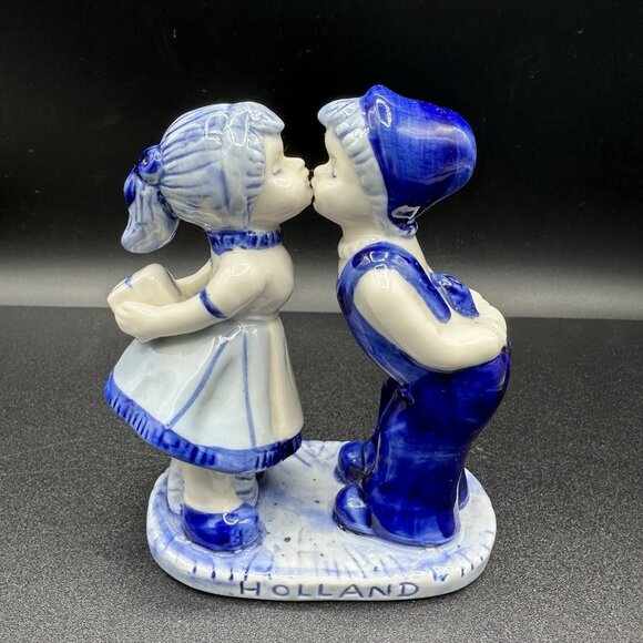 Vintage Delft Blue Kissing Dutch Couple Figurine 4.5" Holland Pottery - Picture 1 of 12